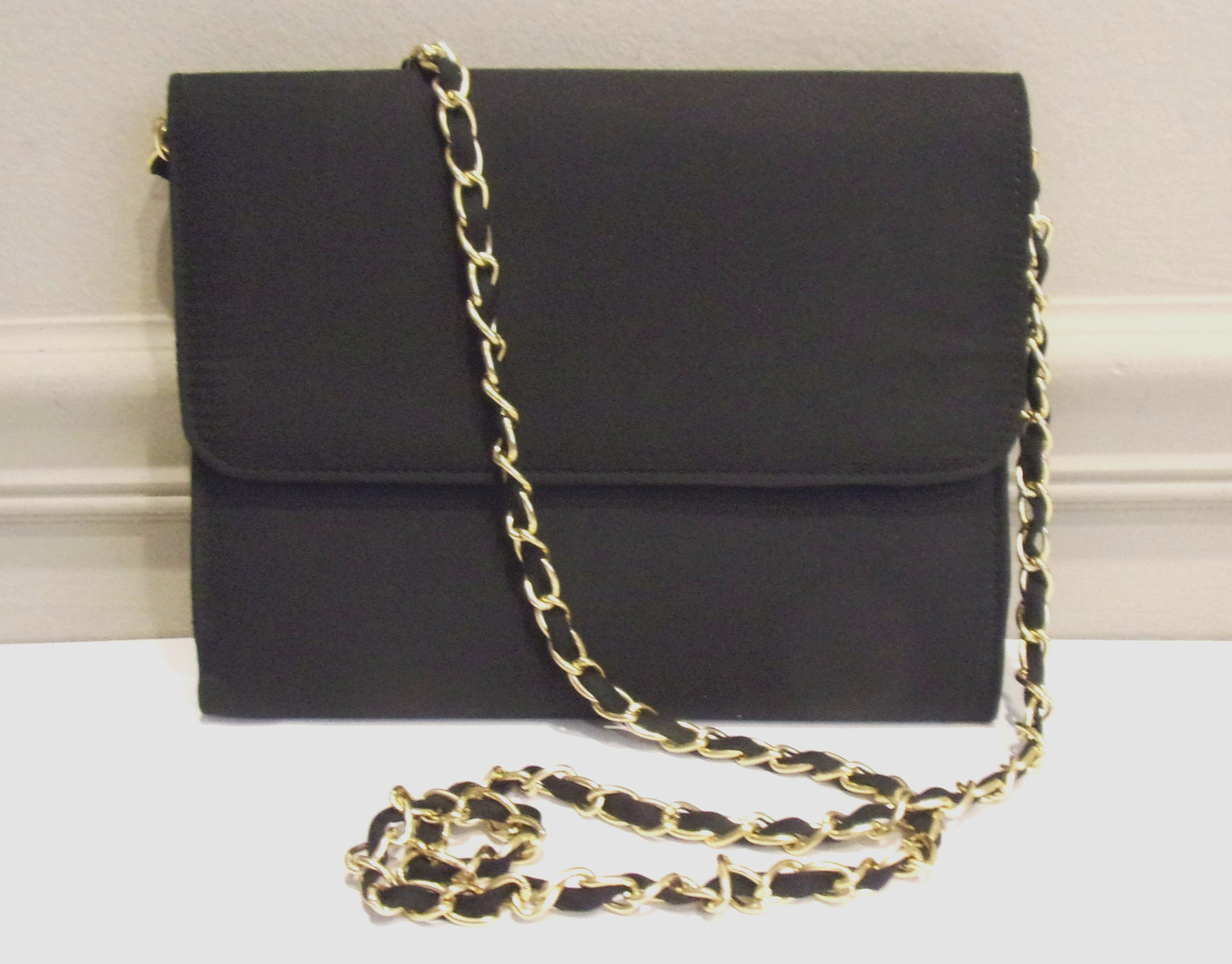 Vtg Black Microfiber Fabric,Gold Tone Metal Chain Strap , Envelope Style Sh Bag