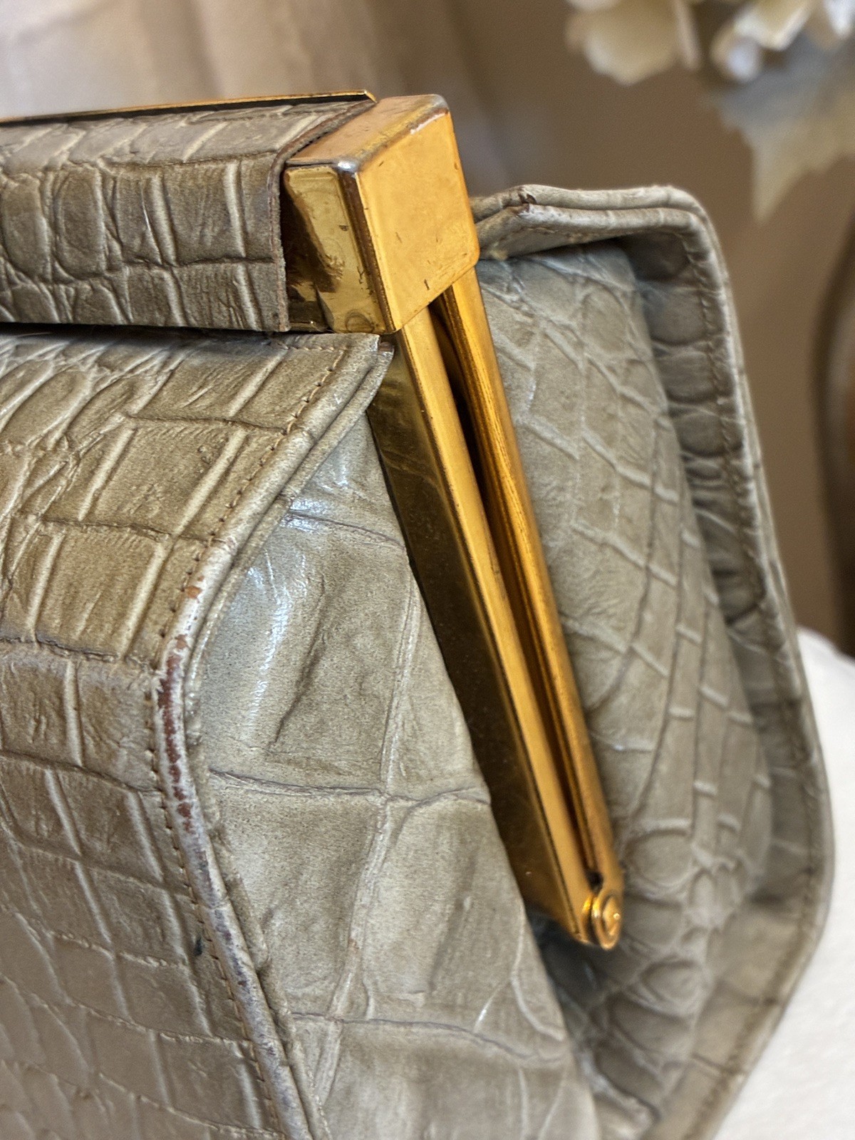 VTG 1950’s Triangle New York East West Taupe Alligator Embossed Handbag Read