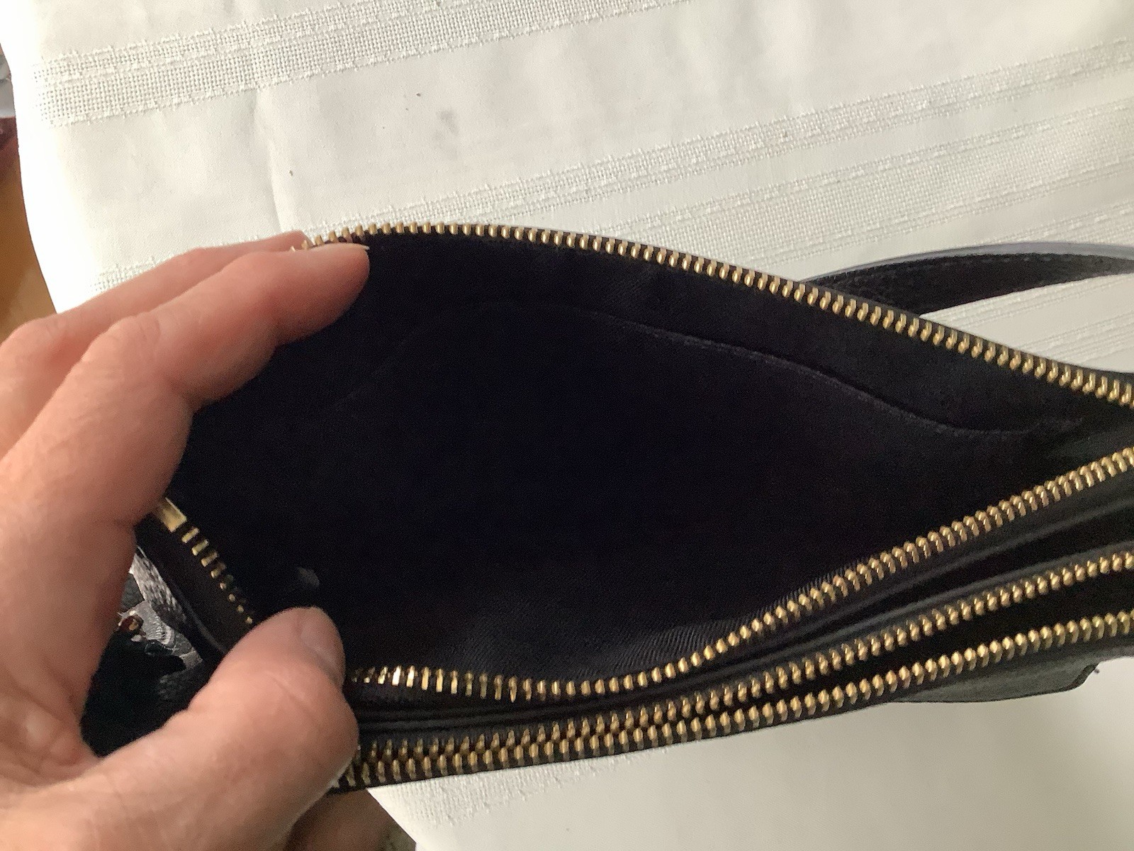 Vince Camuto Black Galley Pebbled Leather Crossbody Bag 9.5x7x2”. Handle 20-24