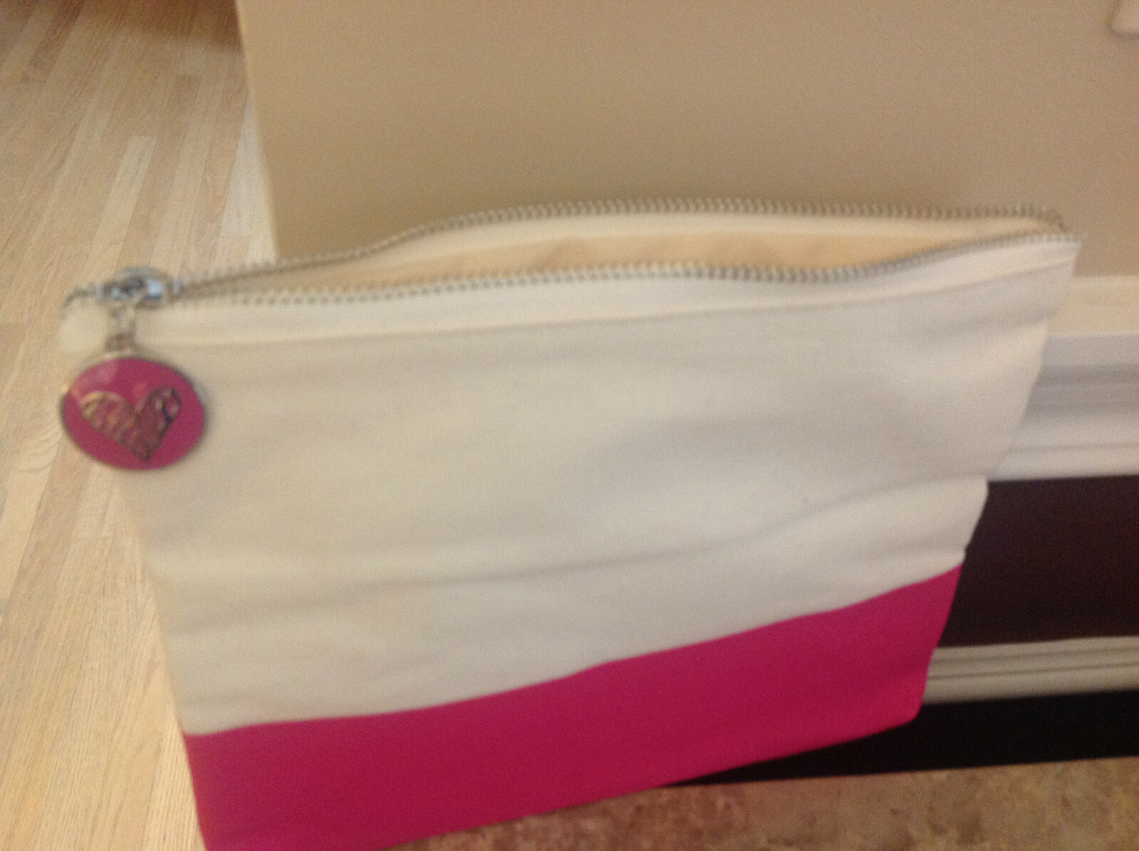 NWOT CREATOLOGY ZIPPERED MAKEUP CASE POUCH BAG “SWEET STUFF” PINK AND WHITE