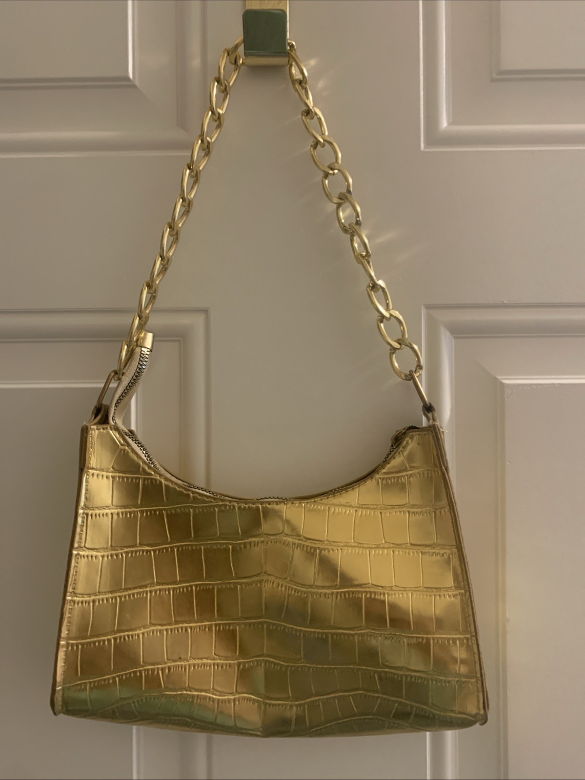 Gold Baguette Style Underarm Shoulder Bag w/ Gold Chain Handle & Zipper Closure