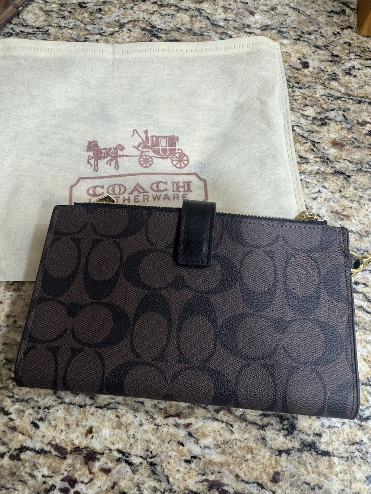 Cartera/Wristlet Coach Signature Café – Elegancia y Funcionalidad
