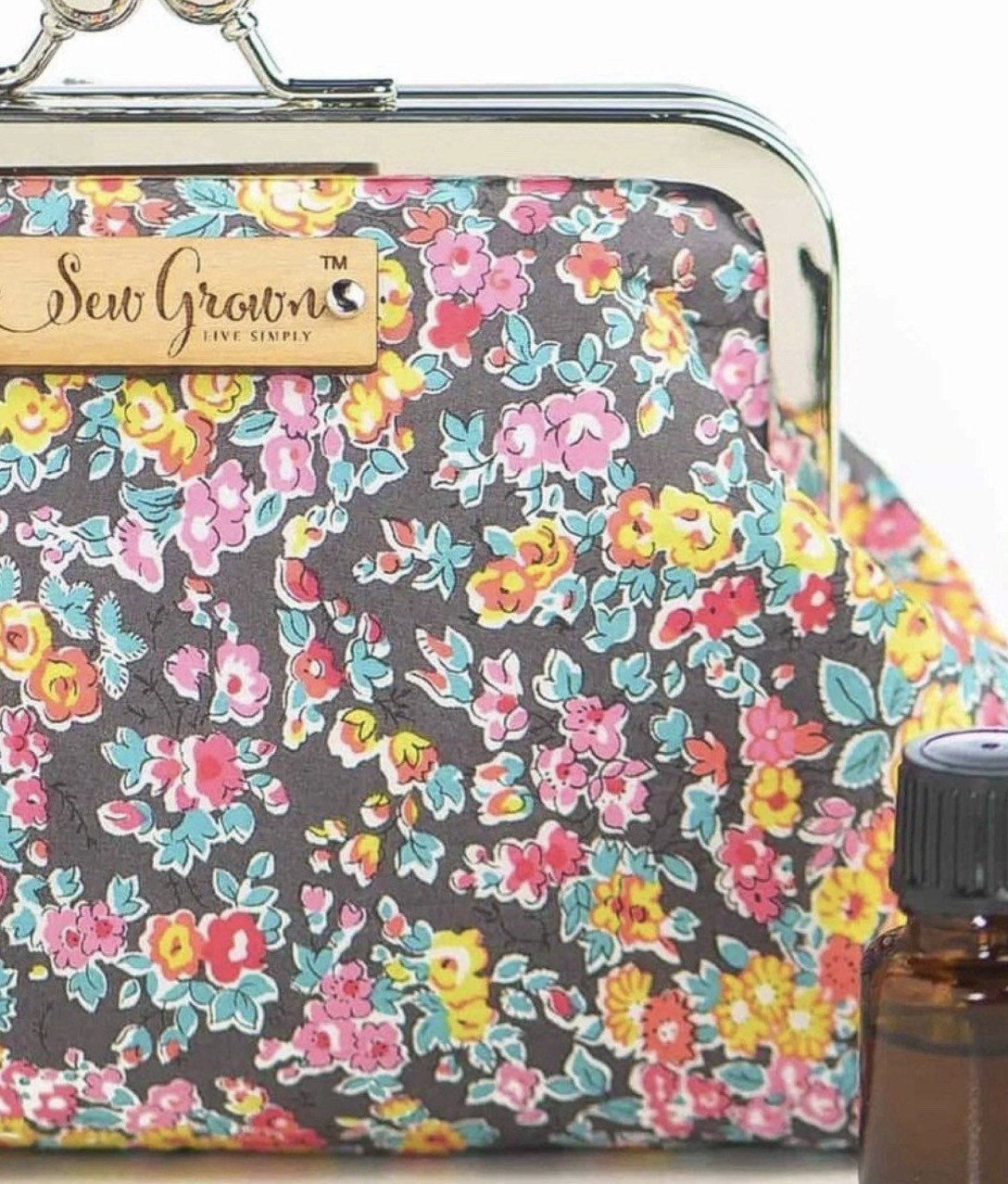 Sew Grown Live Simply Essential Oil Clutch Floral Pattern 8bottle/ Card Holders