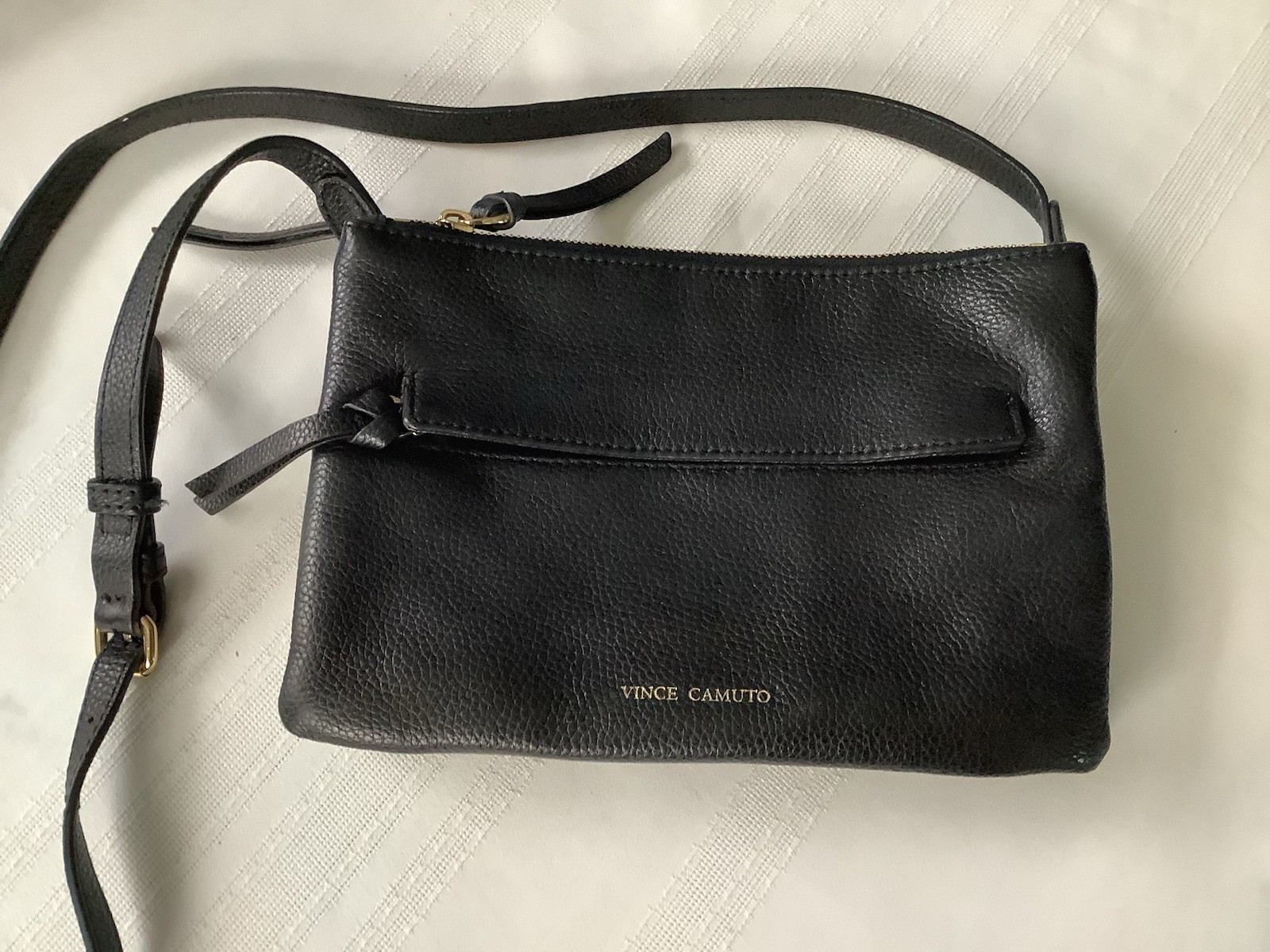 Vince Camuto Black Galley Pebbled Leather Crossbody Bag 9.5x7x2”. Handle 20-24