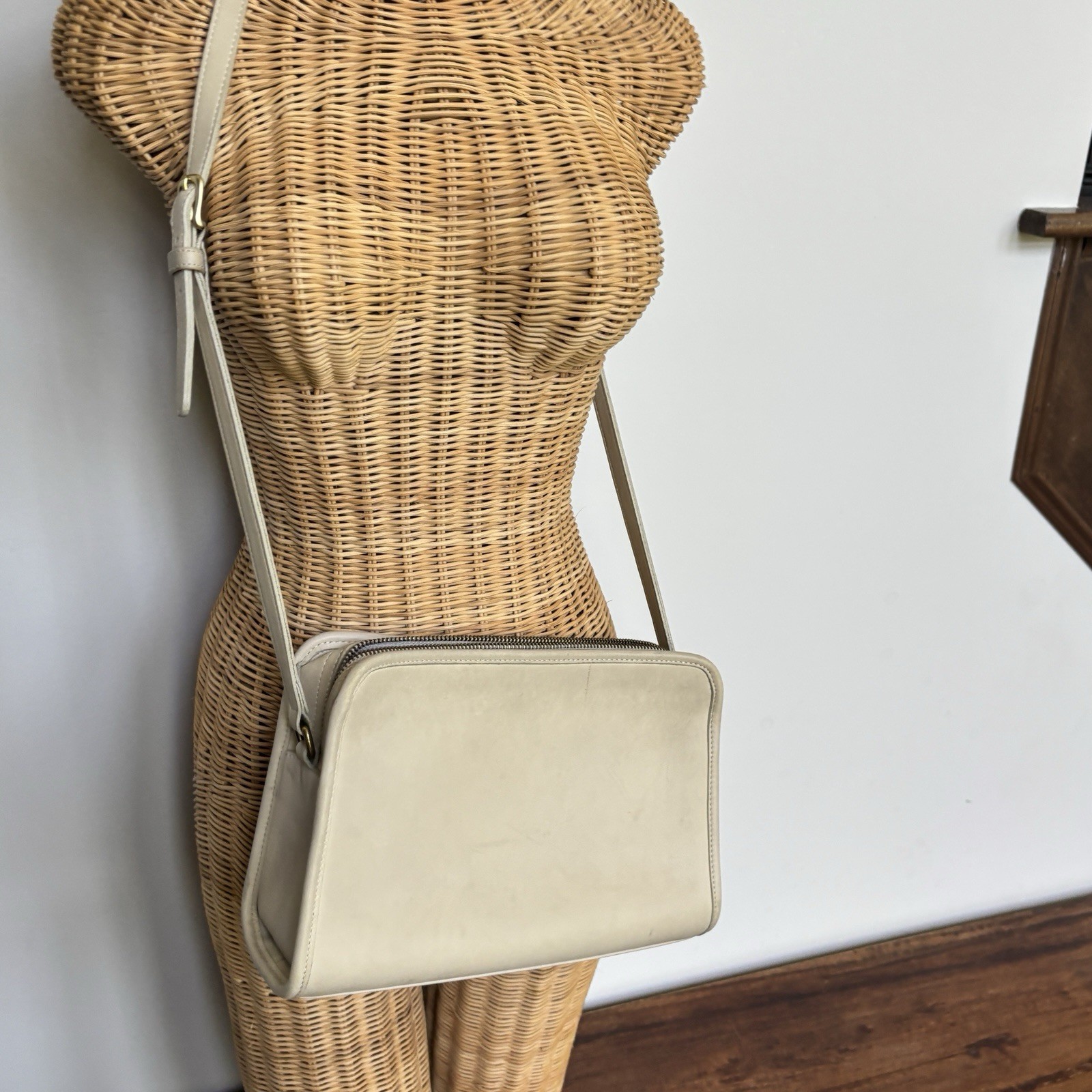 Coach Vintage 9814 Bone/Cream Leather Sutton Crossbody Shoulder Bag