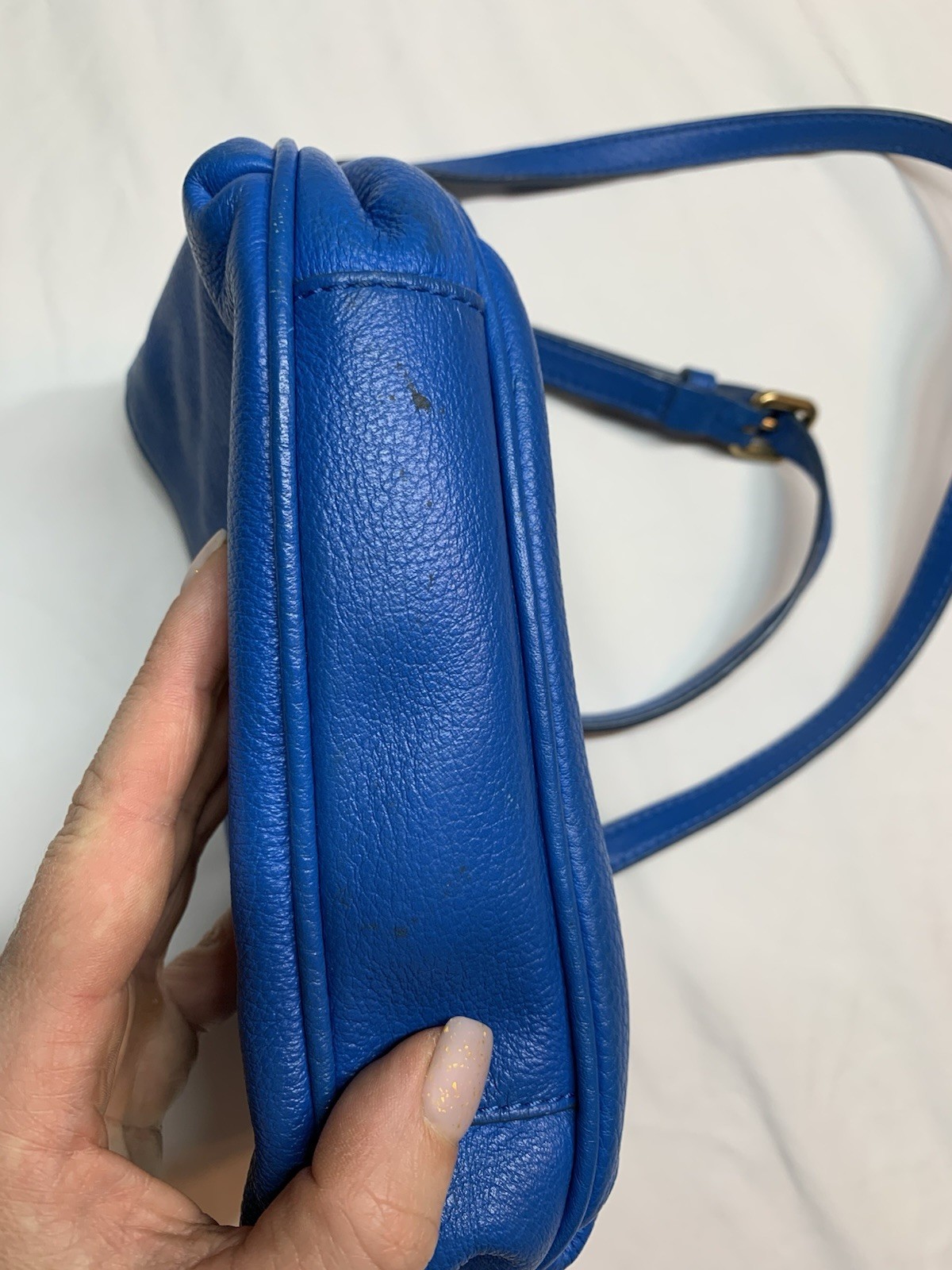 A classic Marc Jacobs shoulder bag made of textured leather in a light blue colo
