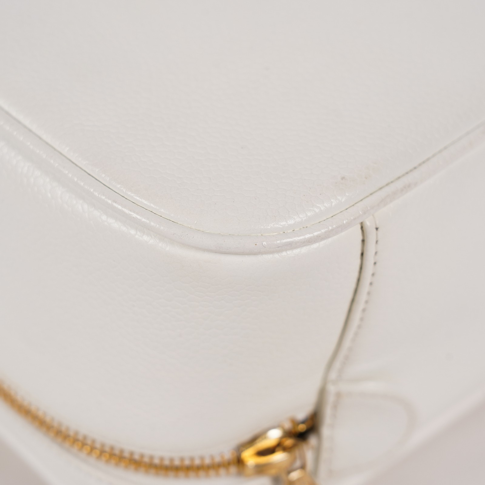 Chanel Caviar Skin White Vanity Case Cosmetic Pouch CC Logo Used 06E105830030