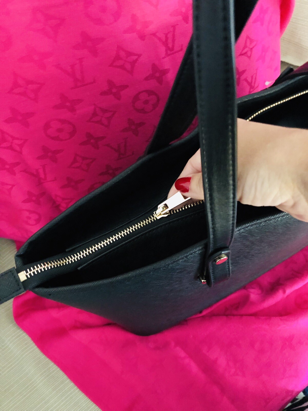 Brand New Tote Bag with rose keychain Cartera negra compacta NUEVA con pompon