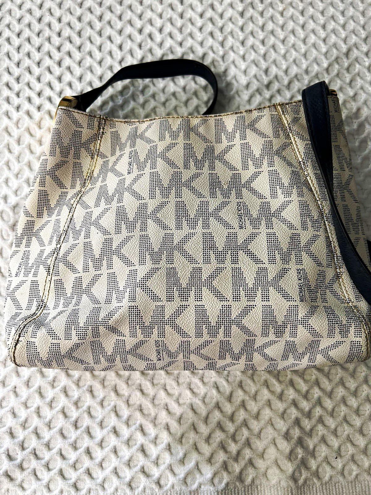 Michael Kors Beige/Black Monogram Shoulder Bag Zip, Adj/Det Strap, Gold