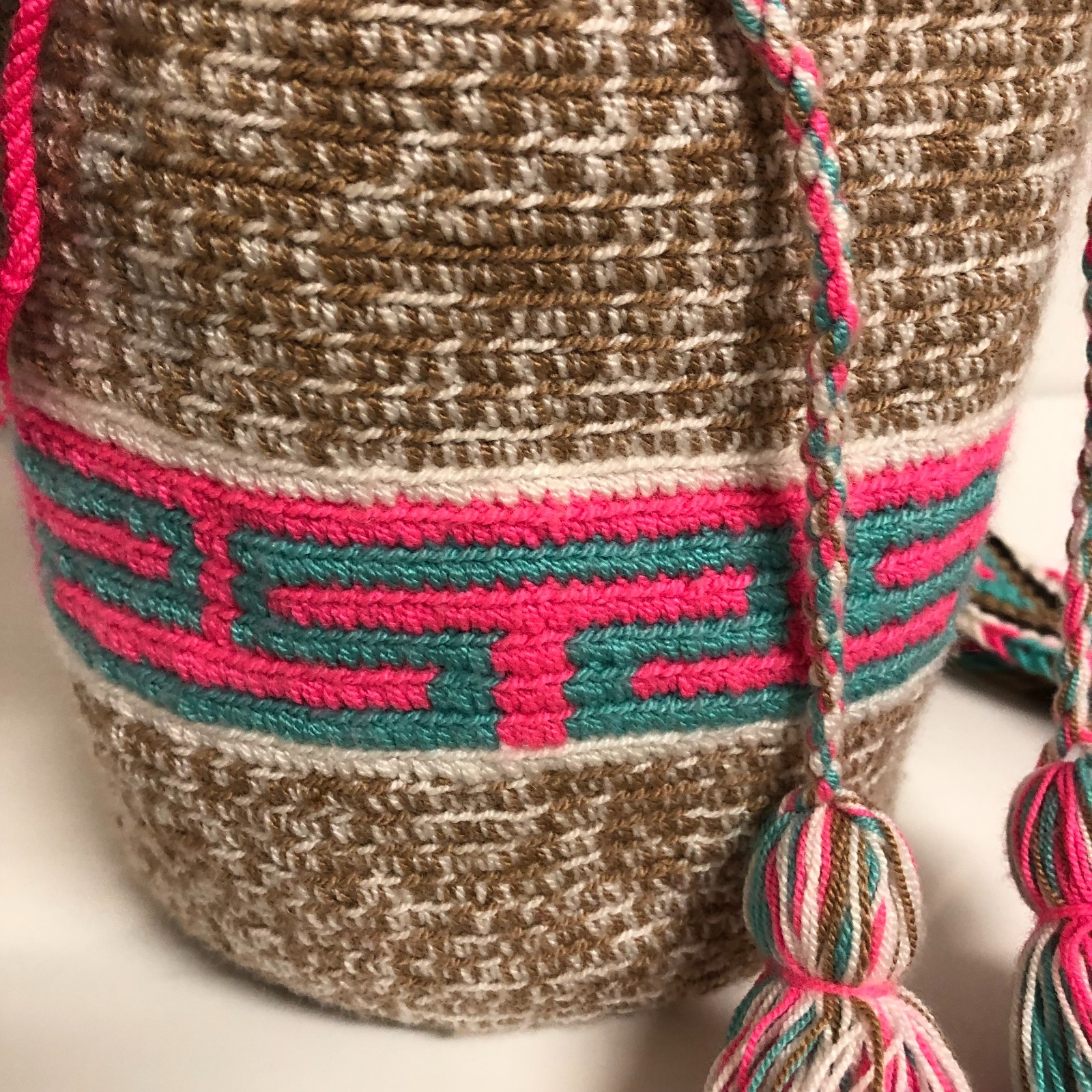 Authentic Colombian Art Mochila Wayuu Size Medium 8.0″ Natural Fibers.