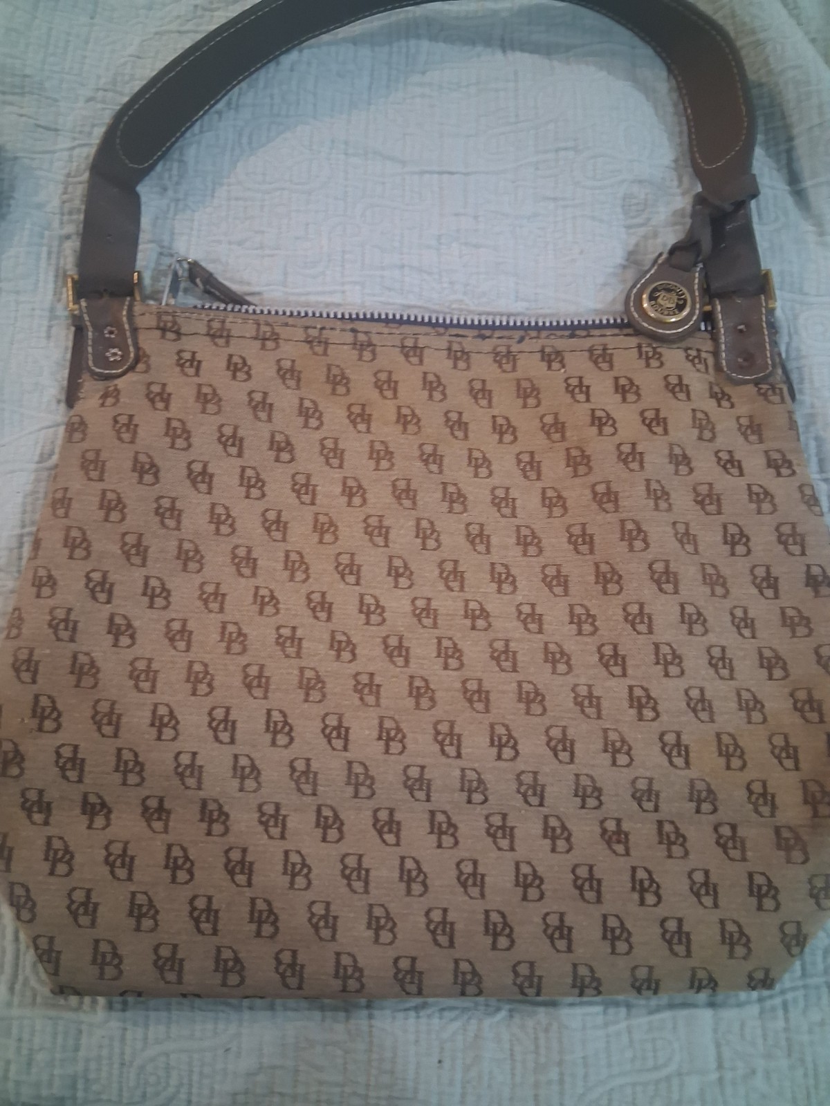 Dooney & Bourke Logo Shoulder Bag Tan Brown Zip Gold Hardware Bag Charm