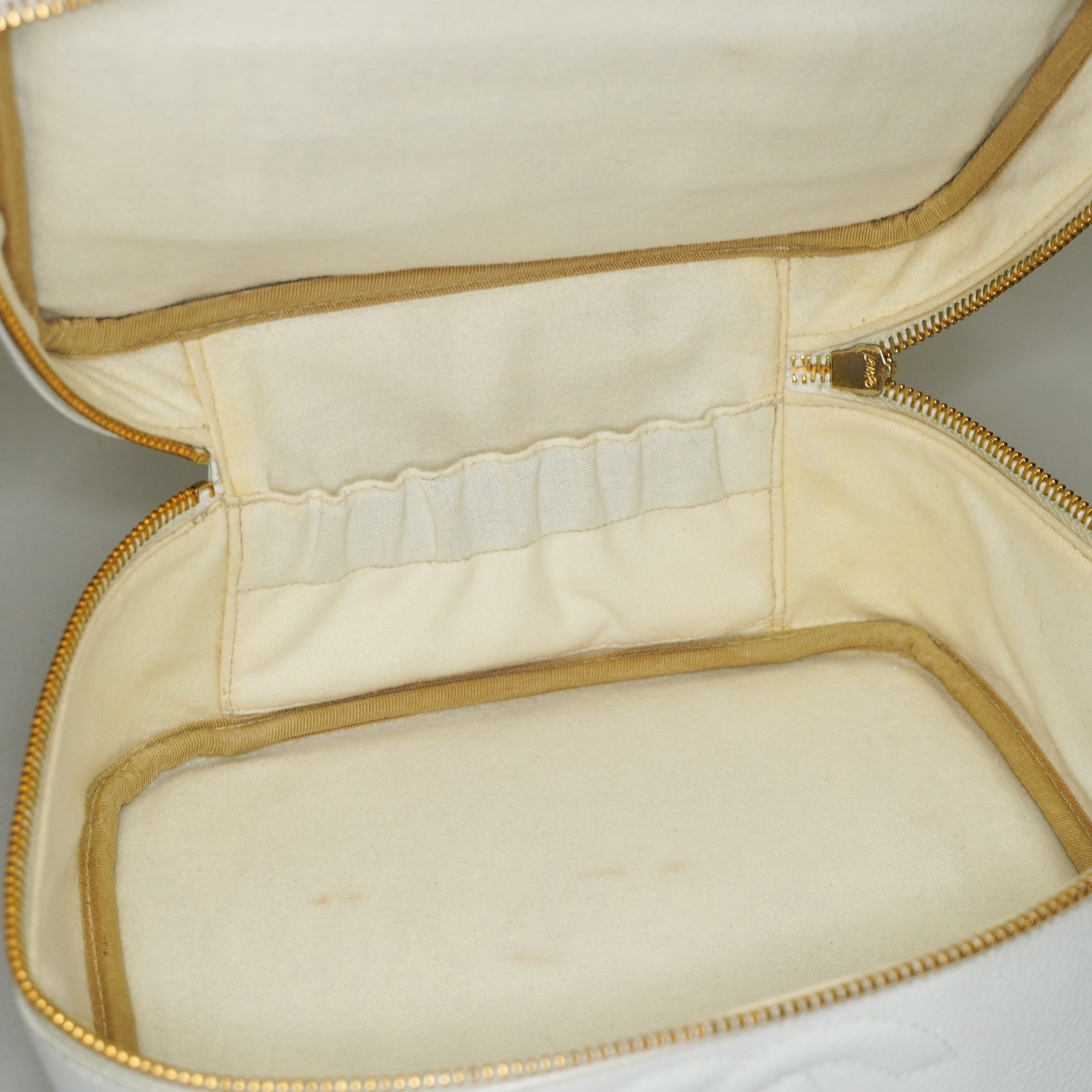 Chanel Caviar Skin White Vanity Case Cosmetic Pouch CC Logo Used 06E105830030