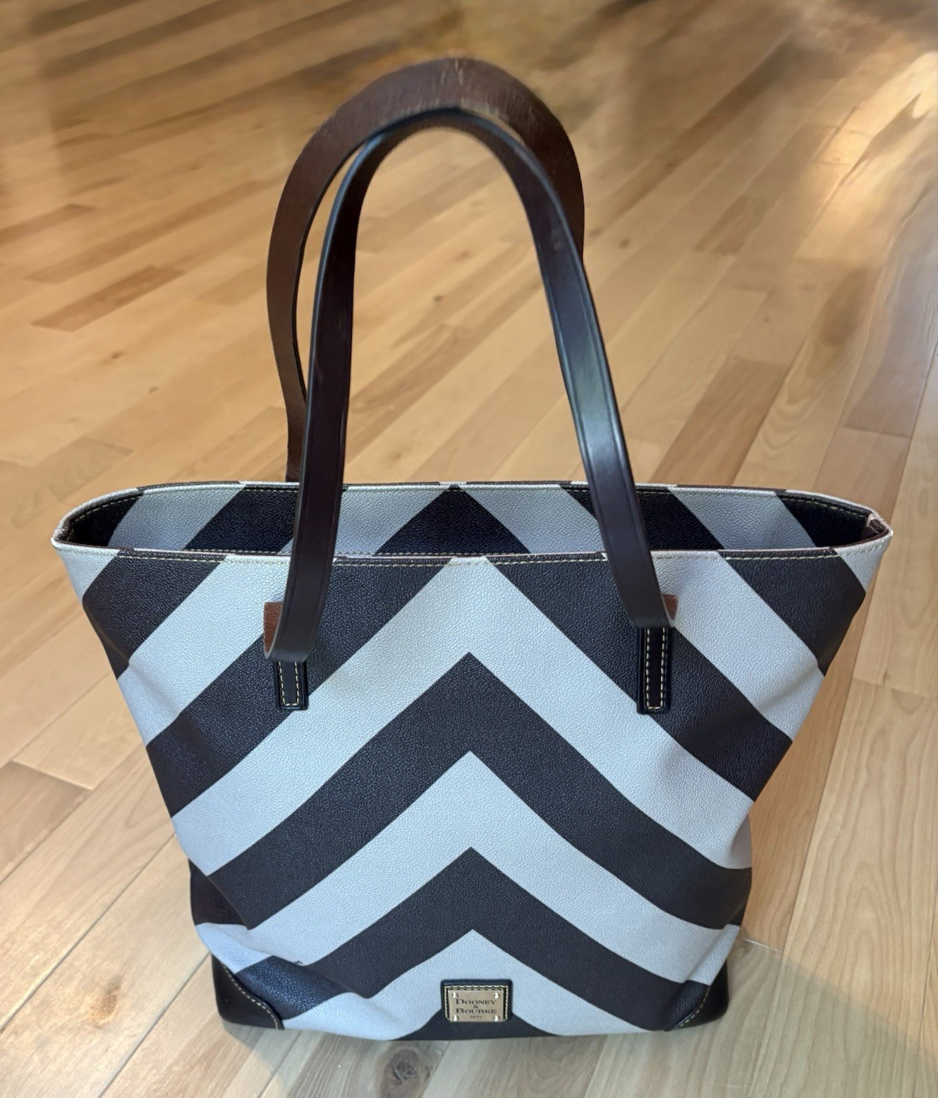 Dooney & Bourke Chevron Tote Zip Red Lining Pockets Key Clip Gold Hardware