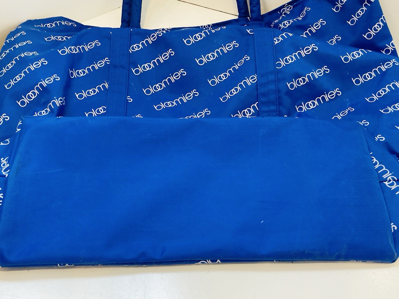 Bloomingdale’s Bloomie’s Blue zipper top Tote Bag Water Resistant Beach Shop