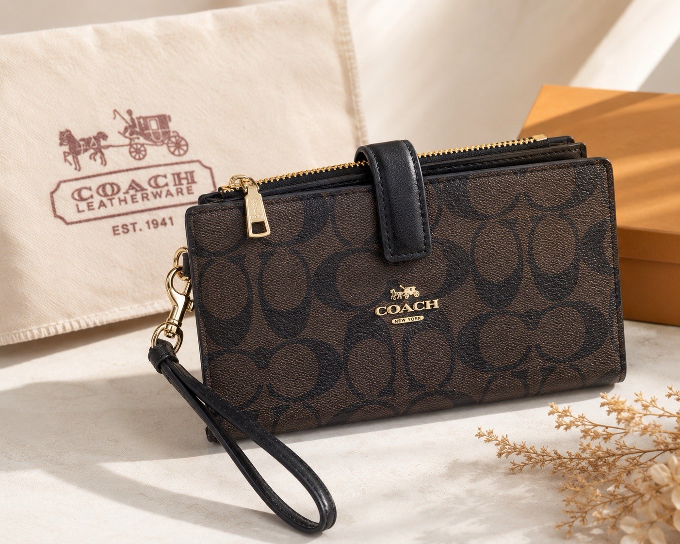 Cartera/Wristlet Coach Signature Café – Elegancia y Funcionalidad