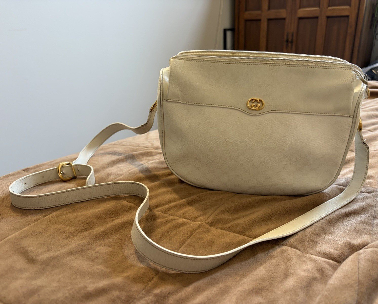 Gucci 2001 White Shoulder Bag with Gold Hardware (has serial number)