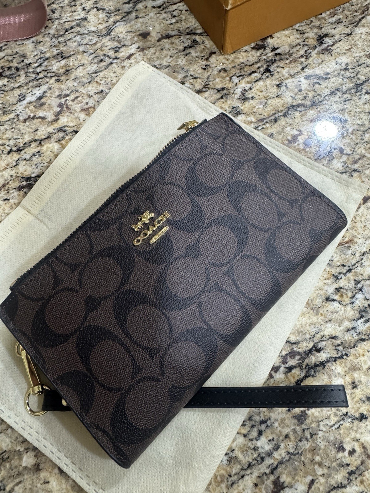 Cartera/Wristlet Coach Signature Café – Elegancia y Funcionalidad
