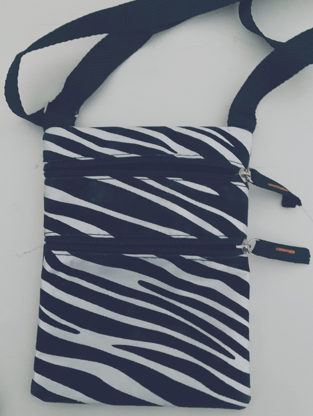 Zebra Print Crossbody Bag Purse Multi Zip Pockets Adjustable Strap 5.5″ x 7″