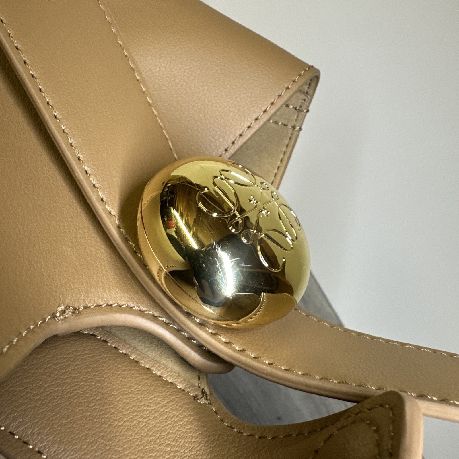 LOEWE Pebble Mini Oak Smooth Leather Bucket Bag Used Nice