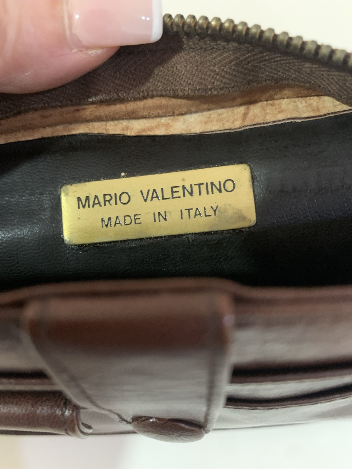 VINTAGE AUTHENTIC MARIO VALENTINO BROWN LEATHER GOLD V WRISTLET CLUTCH ITALY