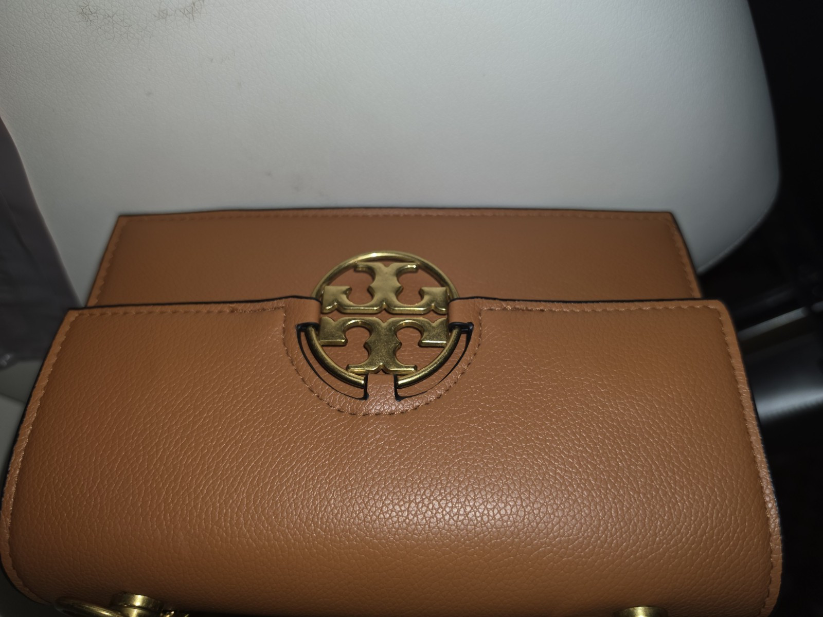 Tory Burch Beige Pebbled Crossbody Bag Logo Gold Hardware Chain Strap Magnetic
