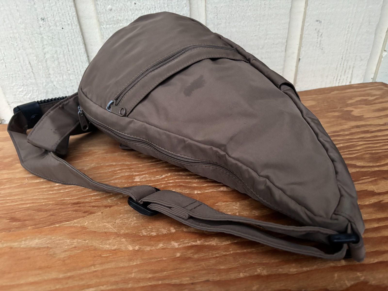 AmeriBag Nylon healthy back bag . Brown