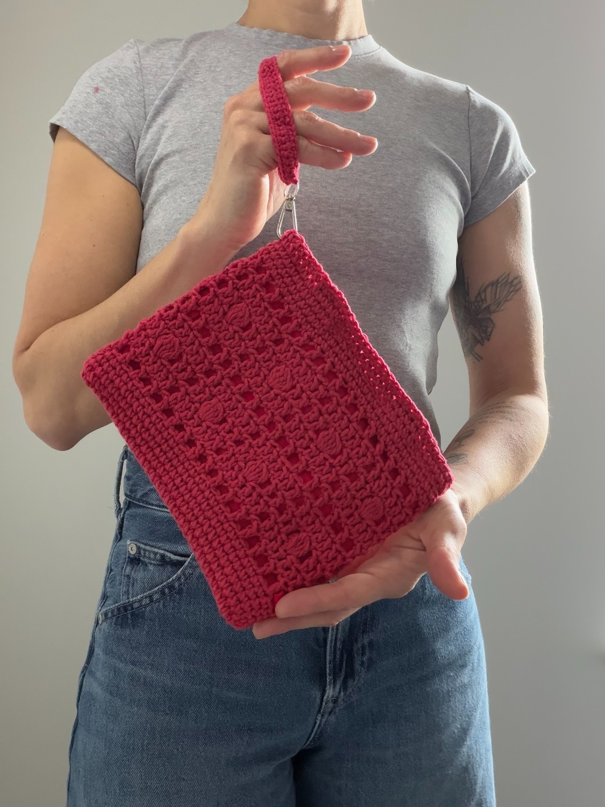 Handmade crochet mini bag in red cotton yarn with magnetic closure
