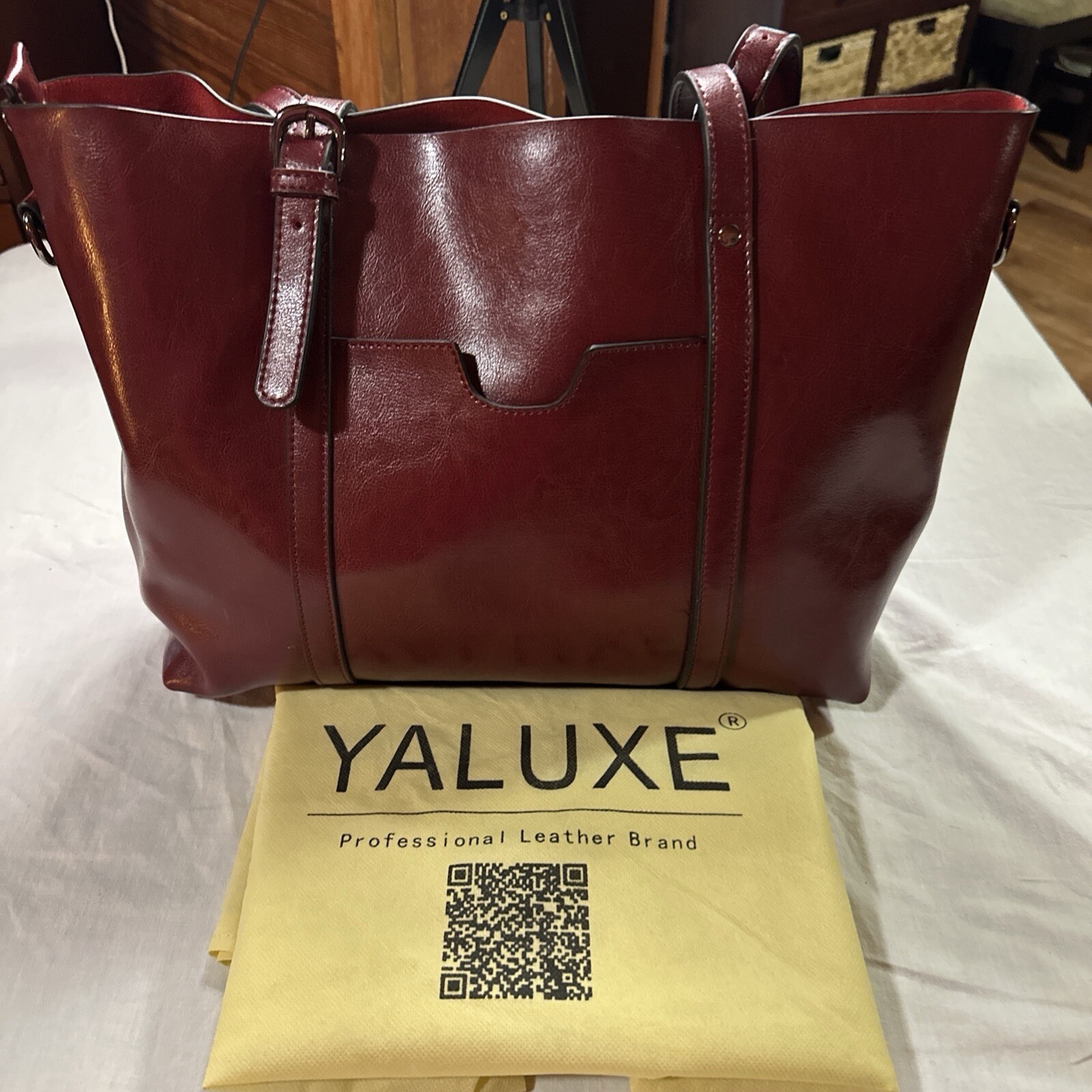 Women’s Lge Red Leather Tote Zip Closure Outside Pocket suede Inside Center Zip