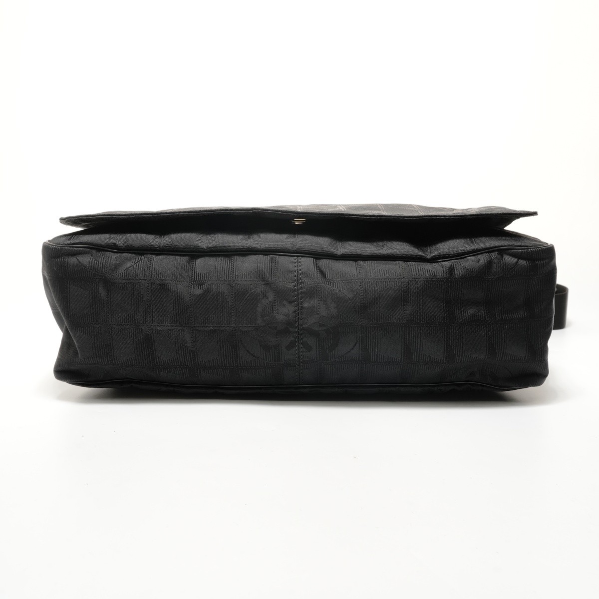 Authentic CHANEL Series 10, 2005-2006 New Travel Line Metal Gold Shoulder Ba…