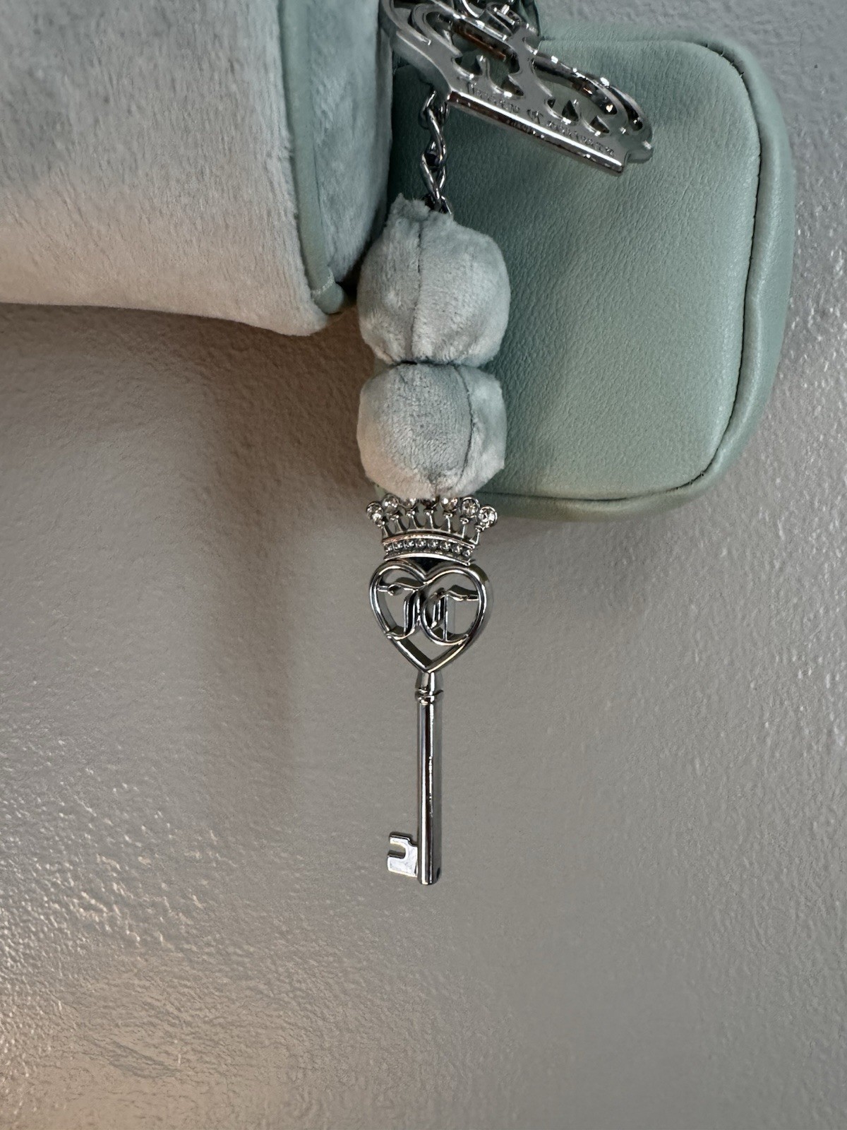 Juicy Couture Light Green Shoulder Bag Chain Strap Zip Lined w/ Charm Coin Pouch