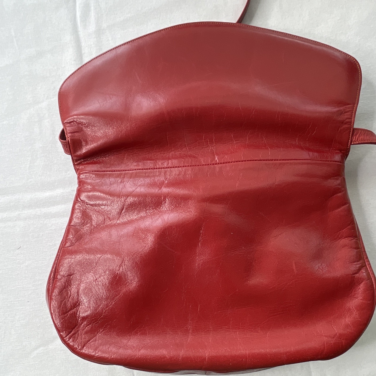 Charles Jourdan Paris Red Shoulder Bag Magnetic Flap Lined Inner Pockets Gold