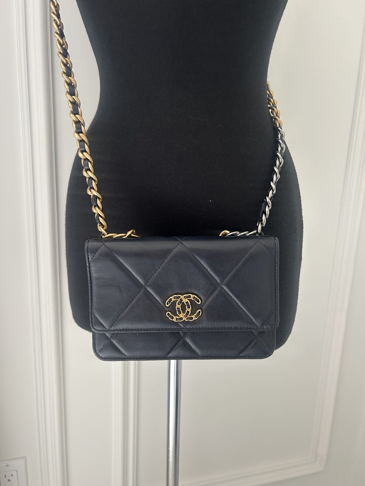 CHANEL 19 Wallet On Chain Navy Lambskin