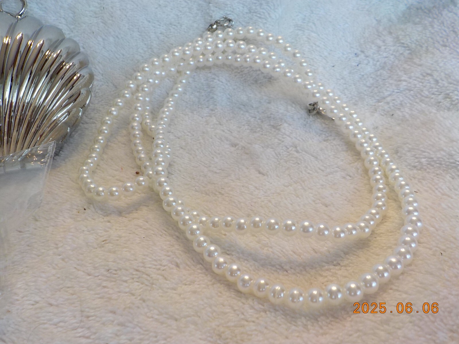 Tiny silver toned metal clam shell shoulder bag w/ pearl & chain straps