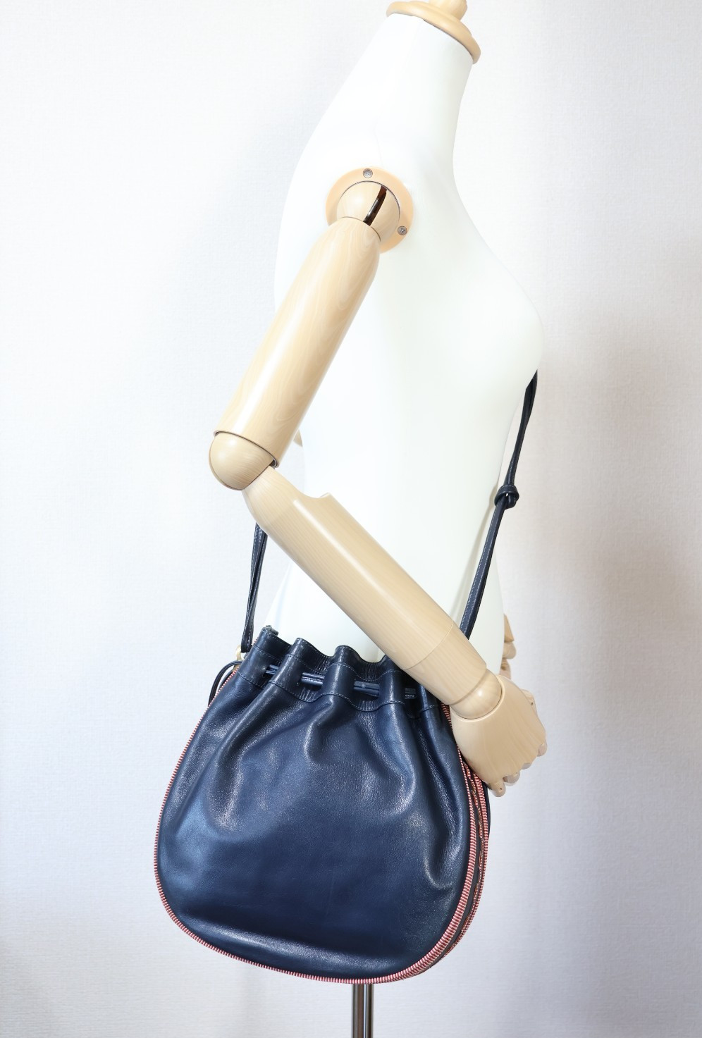 GUCCI VINTAGE Web Stripe Drawstring Shoulder Bag Leather Navy Rare Authentic