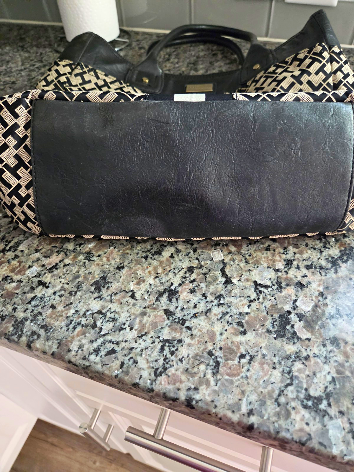 Tommy Hilfiger Black/Beige Logo Tote Zip Lined Inner Pockets Gold Hardware.