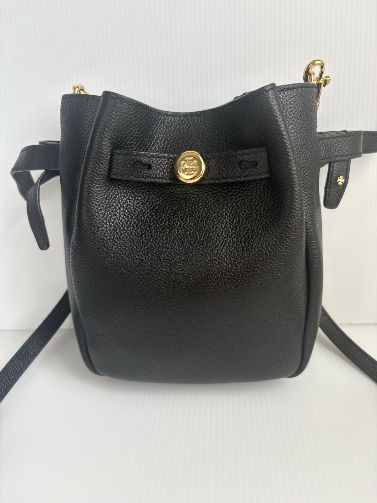 Tory Burch Romy tSmall Bucket/Crossbody Bag in black pebbled leather EUC