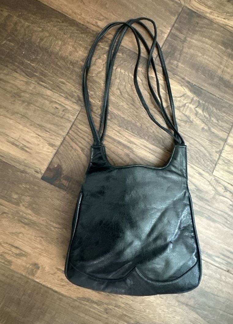 Vintage Black Leather Shoulder Bag with Kiss Lock Closure and Red Interior
