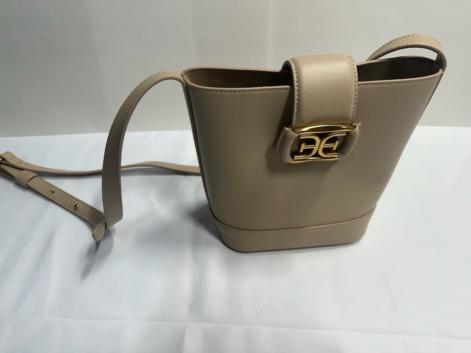 Sam Edelman Beige Solid Bucket Crossbody Bag Gold Hardware Buckle Lined