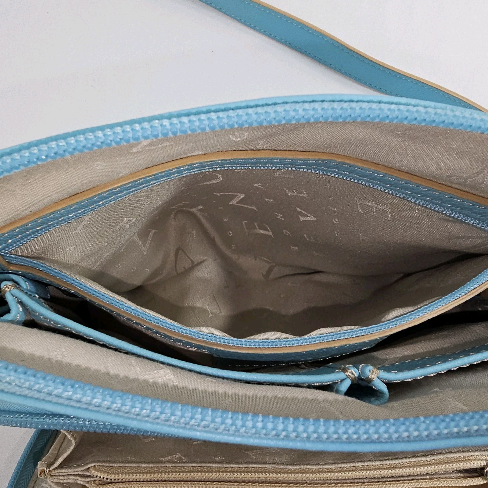 Levenger Robin Egg Blue Luxury Leather Shoulder Bag Expand – Inner Wallet -EUC