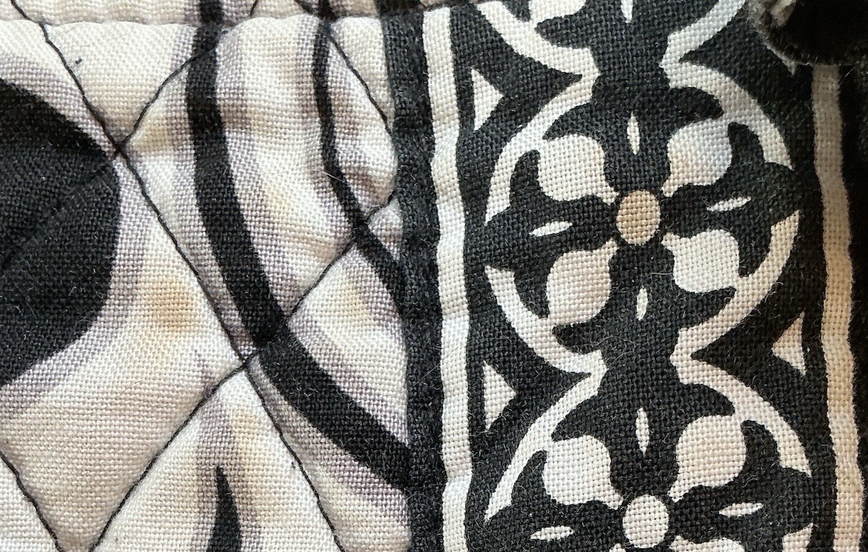 Vera Bradley black white floral crossbody bag zipper lined lightweight women