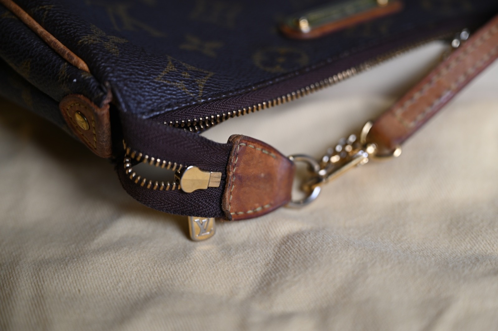 Louis Vuitton Eva Women’s Clutch Monogram Canvas Pochette Crossbody Shoulder Bag