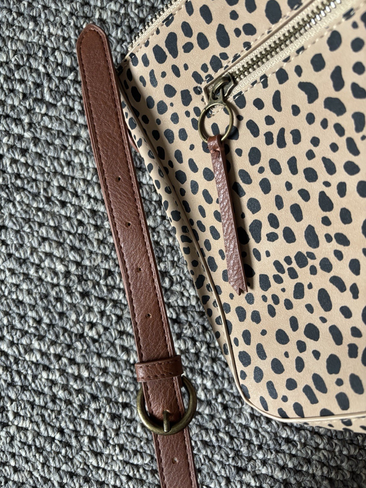 Universal Thread Women’s Zip Closure Crossbody Bag – Leopard Print