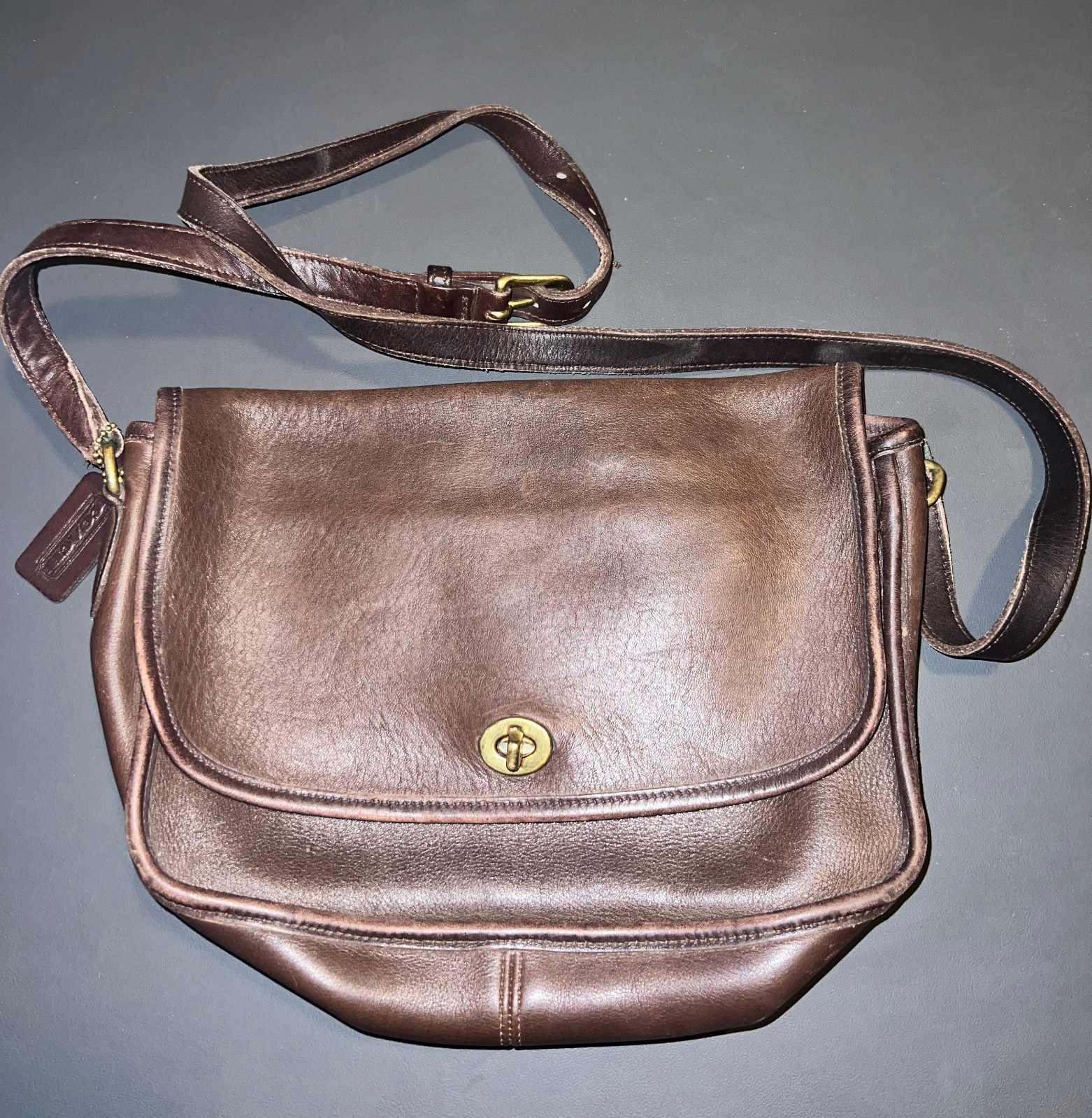 Vintage Coach 9790 Chocolate Brown Leather Crossbody City Bag Turn Lock Closure