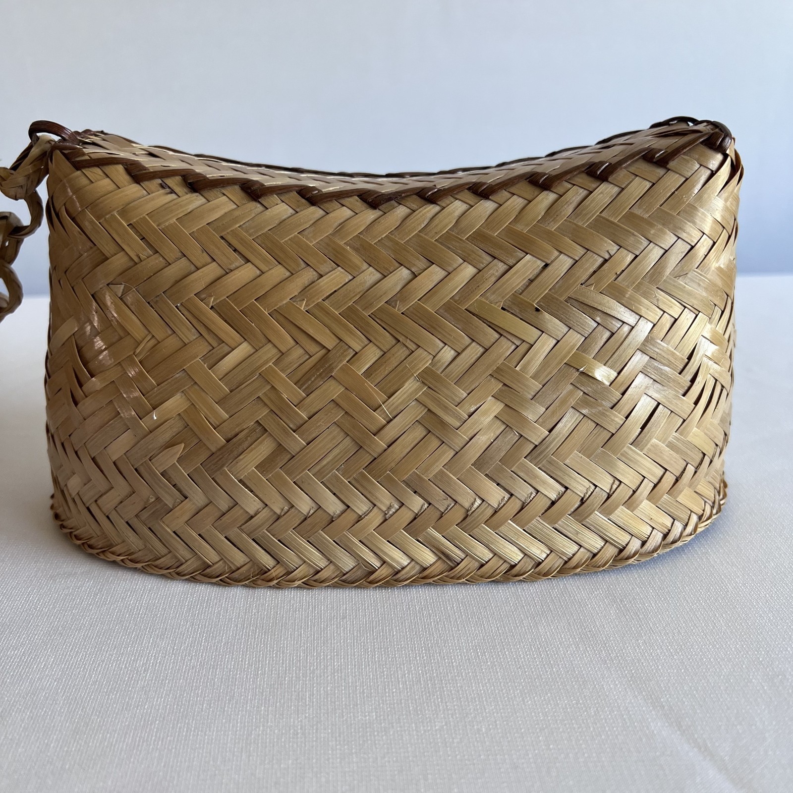 Vintage Hand Woven Straw Basket Handbag Shoulder Bag Folk Art Boho Purse Lid