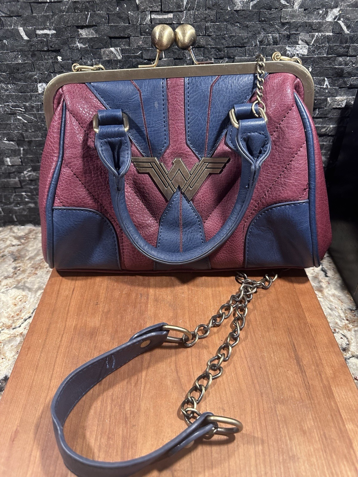 Wonder Woman Purse Bioworld DC Comics Kisslock Bag Purse Crossbody