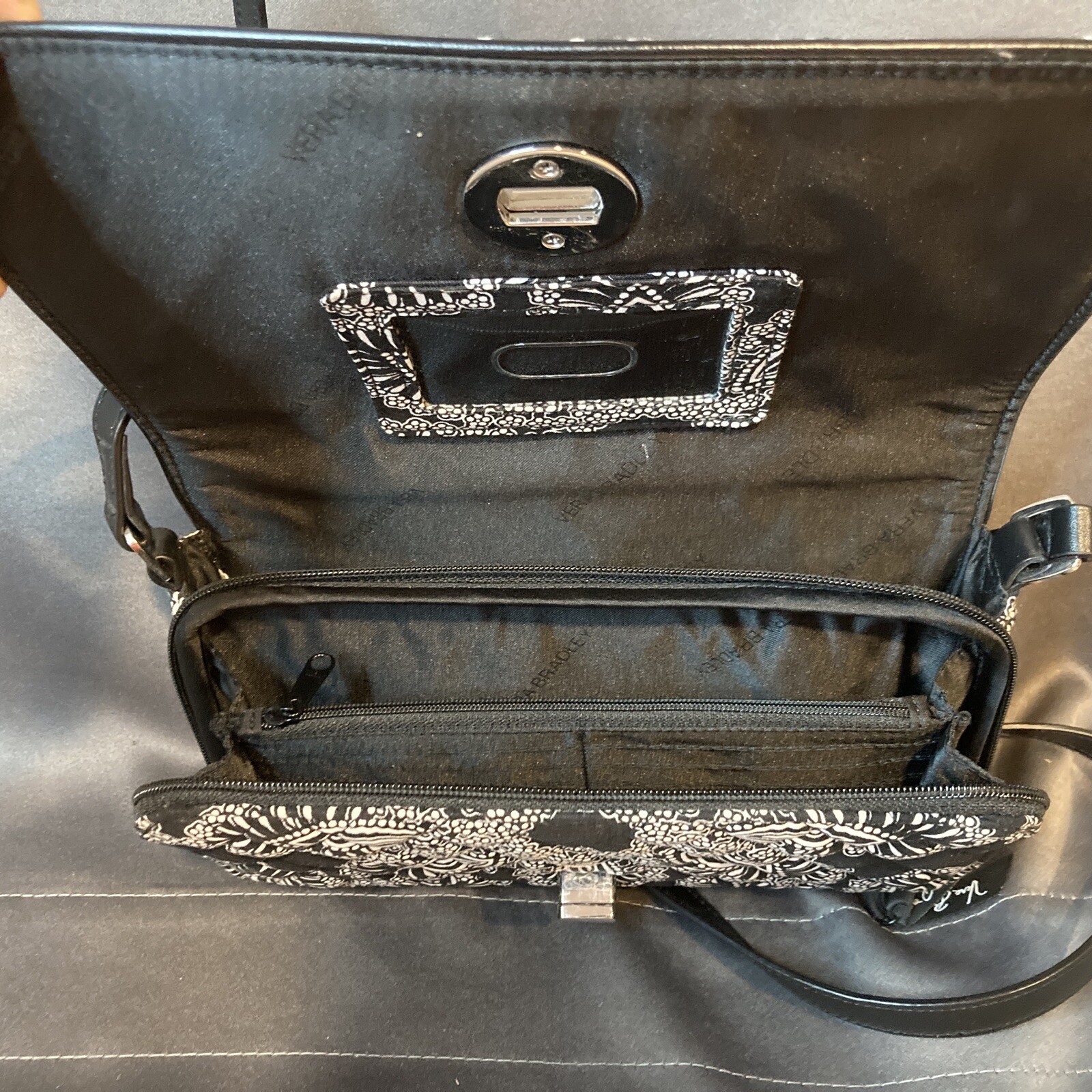 VERA BRADLEY  Turnlock Crossbody Bag Purse Blanco Bouquet Adjustable Strap EUC