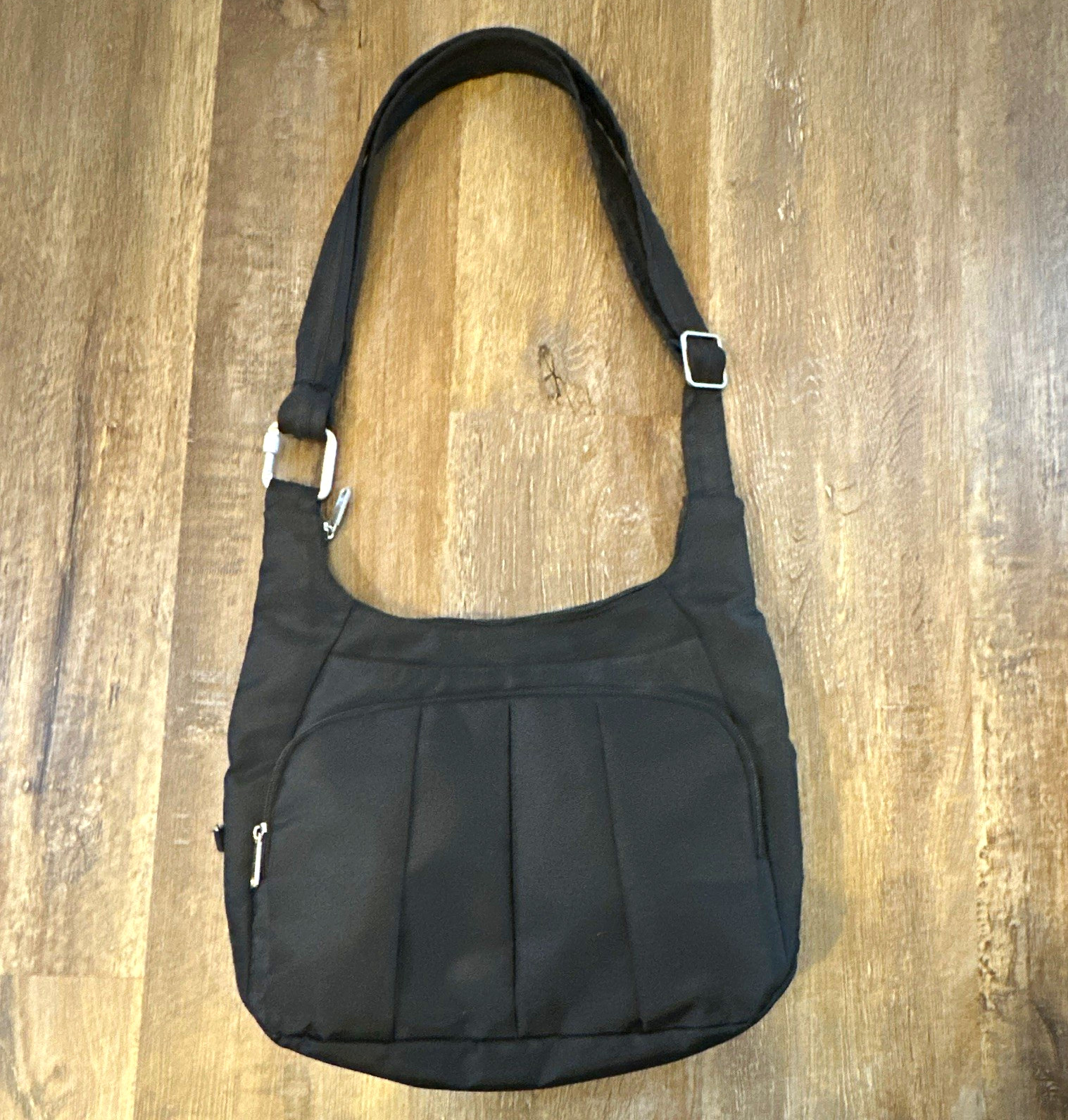 Travelon Black Medium Crescent Shoulder Bag Zip Top Orange Lined Inner Pockets