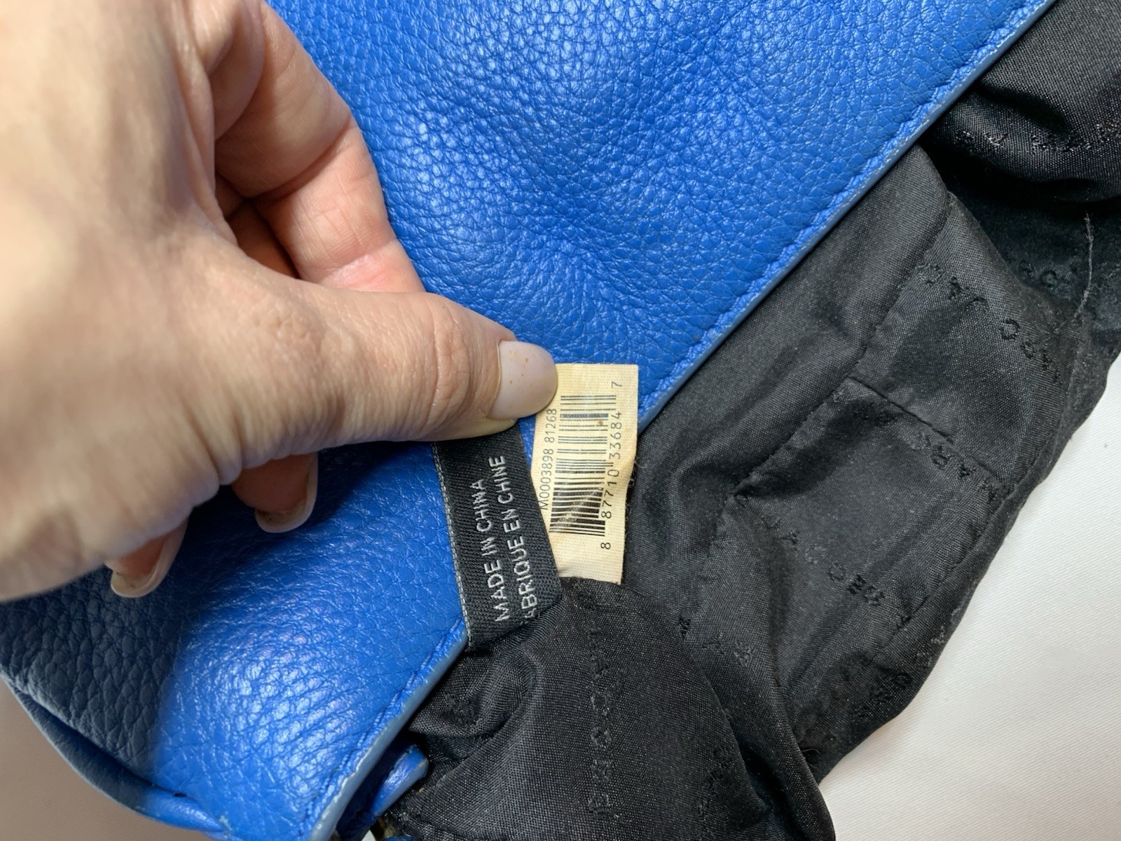A classic Marc Jacobs shoulder bag made of textured leather in a light blue colo