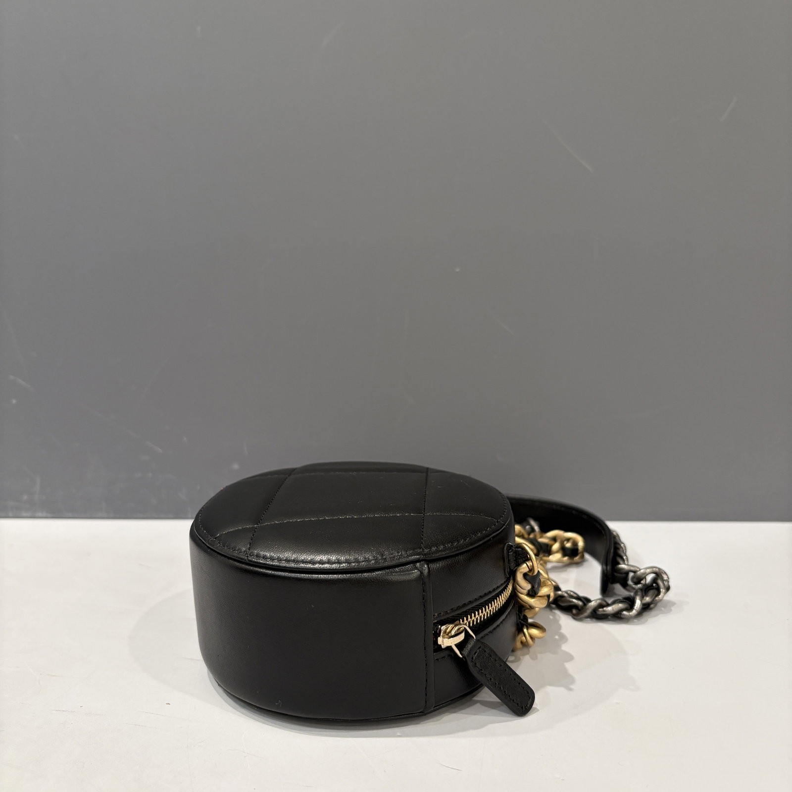 Chanel 19 Round Clutch With Chain Black Lambskin (kc033026a4)