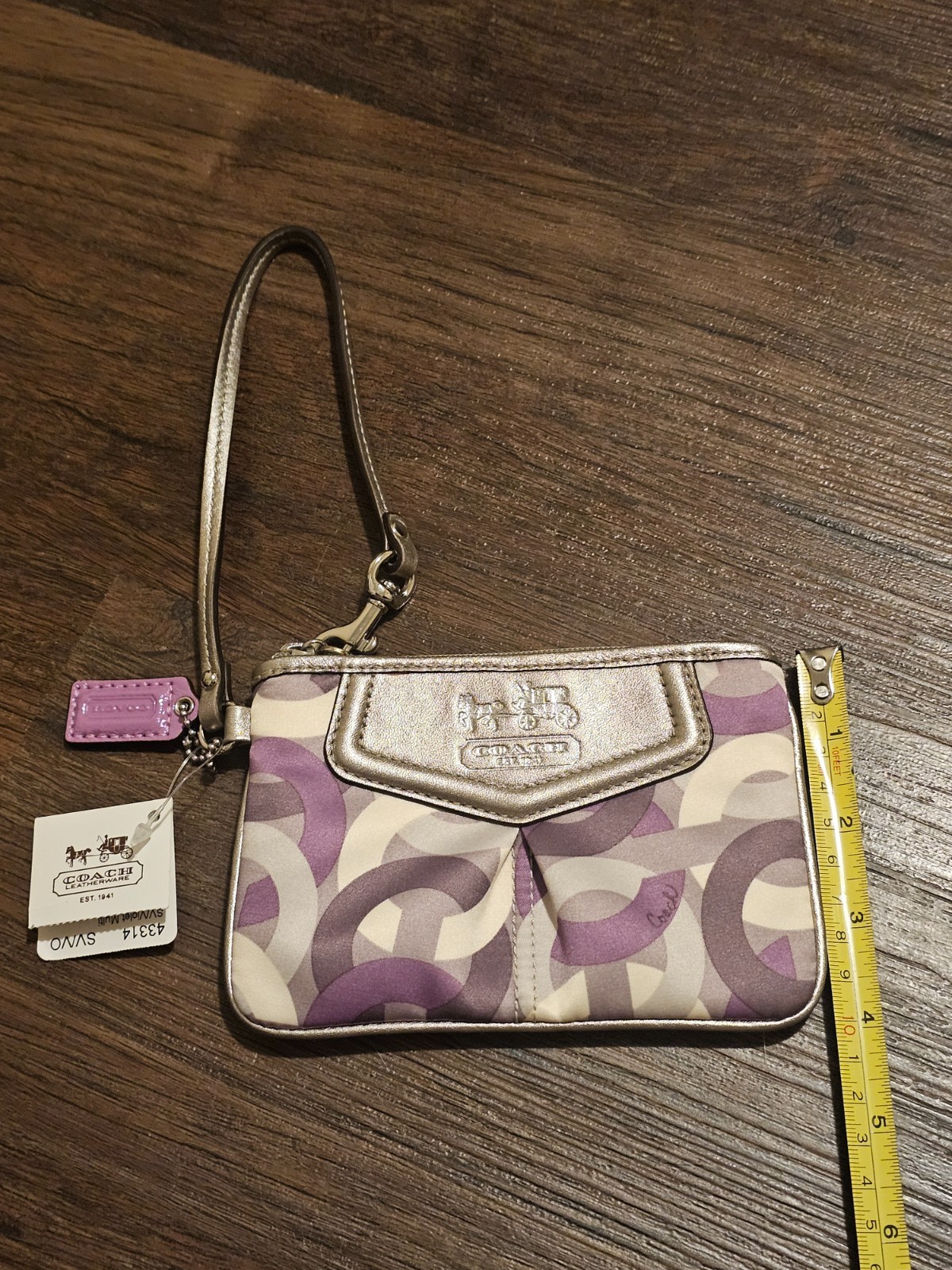 New Coach Signature Ivory Purple Chainlink Signature & Leather Wristlet RARE